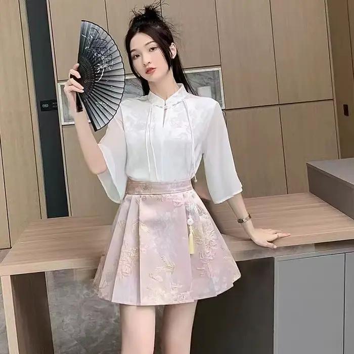 Jupe plissée taille haute en satin jacquard style chinois