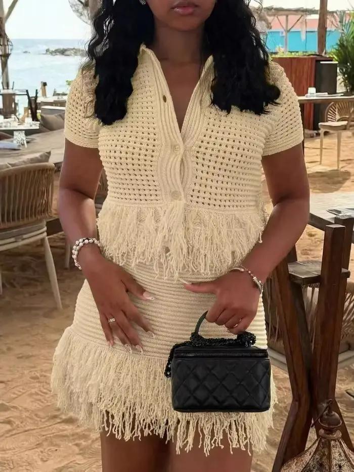 Ensemble élégant jupe courte et haut tricoté à manches courtes boutonné pour femme