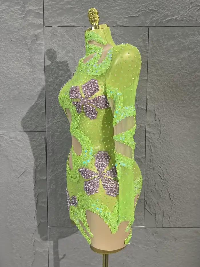 Mini-jupe verte décorée de paillettes