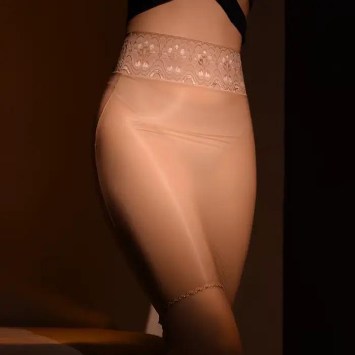 Mini jupe en dentelle brillante taille haute