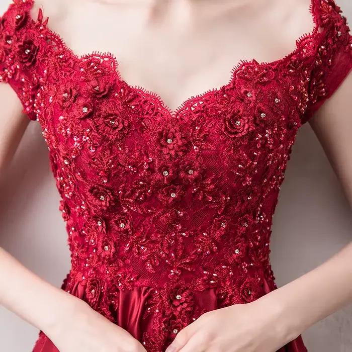 Robe de soirée longue en satin bordeaux