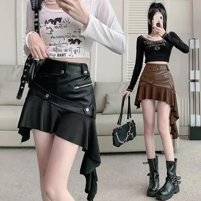 Mini-jupe en cuir asymétrique noire pour femme avec détails en métal
