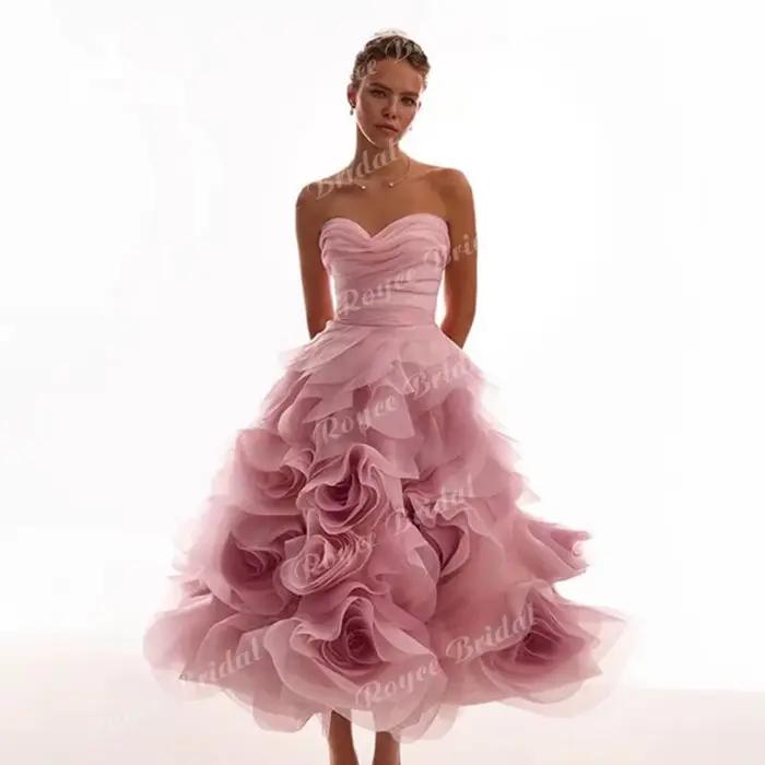 Robe de bal chic sans bretelles coupe trapèze 2026 avec corset orné et volants