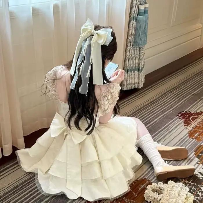 Jupe courte style princesse avec nœud papillon et manches bouffantes