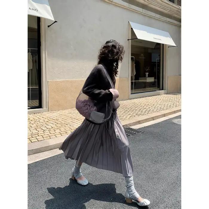 Jupe mi-longue polyvalente en simili cuir plissé
