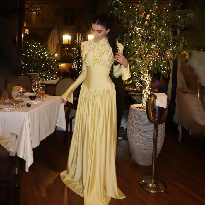 Robe de soirée personnalisée en satin à col montant et manches longues évasées