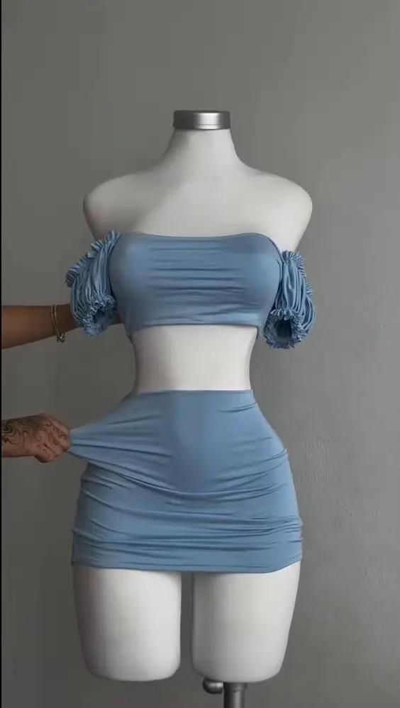 Une jupe courte deux pièces sexy et à la mode avec des manches bouffantes plissées évidées qui enveloppe les hanches