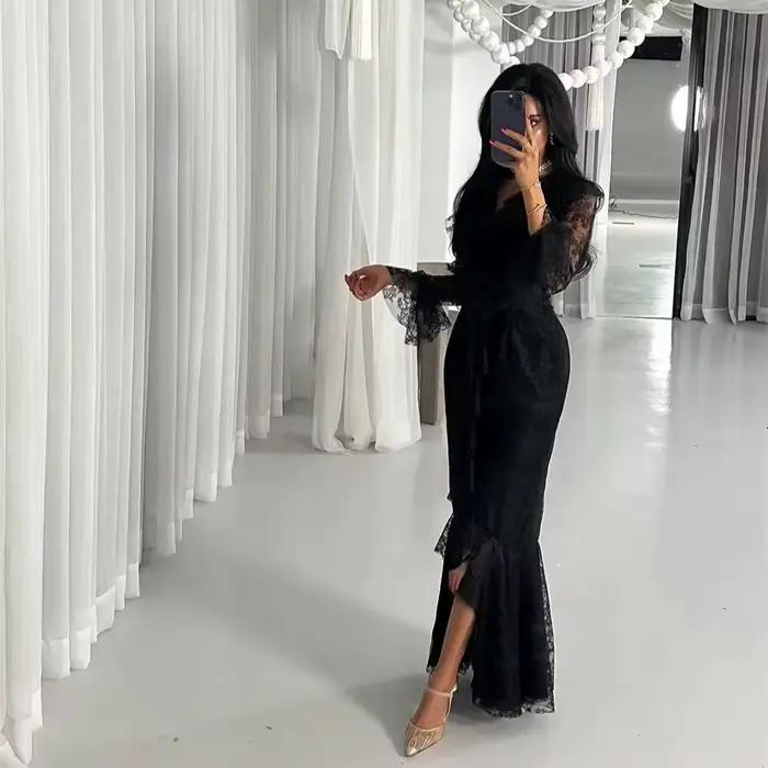 Robe de soirée sur mesure en dentelle noire à manches longues