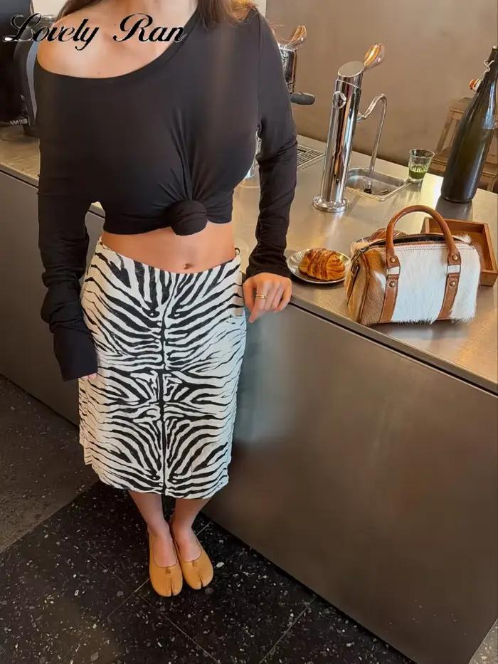 Jupe longue élégante à imprimé léopard pour femme, taille haute ajustée, avec fermeture éclair, mode automne 2026.
