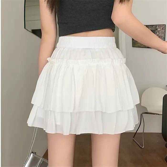Jupe blanche kawaii plissée avec volants pour femmes, silhouette ajustée et look décontracté, idéale pour les sorties estivales et les soirées entre amis