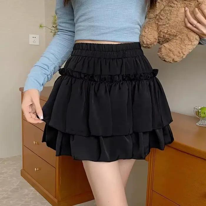 Jupe blanche kawaii plissée avec volants pour femmes, silhouette ajustée et look décontracté, idéale pour les sorties estivales et les soirées entre amis