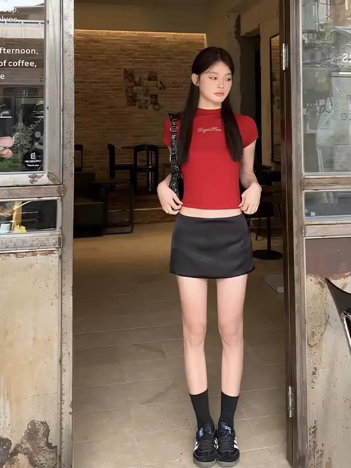 Jupe taille basse en satin noir BRUSCREST pour femmes, mini-jupe décontractée mode Y2K, vêtement d'été 2024 Kawaii