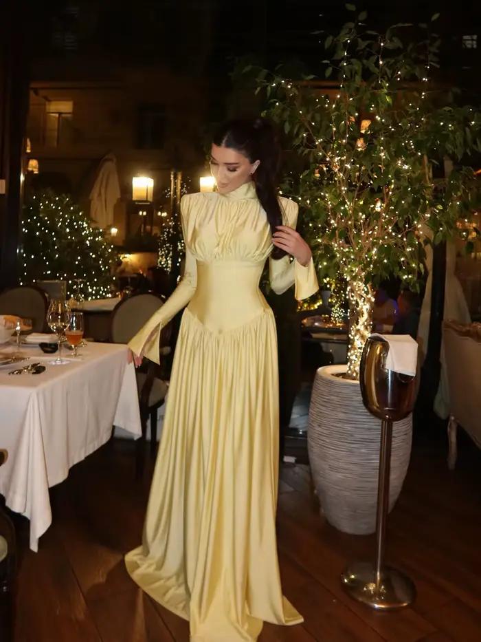 Robe de soirée personnalisée en satin à col montant et manches longues évasées