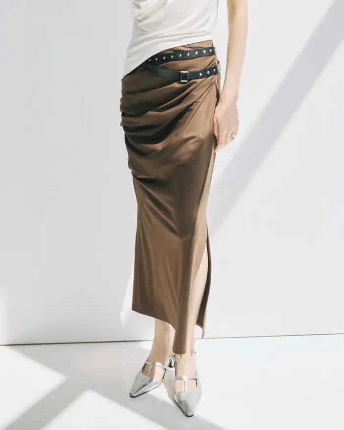 Jupe crayon midi marron en satin doux, taille haute, design drapé et froncé, fente latérale avec ceinture à rivets, coupe ajustée pour femme, idéale pour le bureau