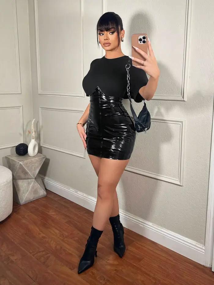 Mini jupe en cuir noir haute brillance