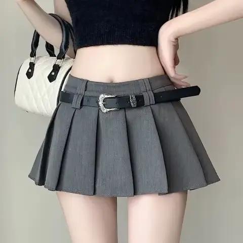 Jupe mini plissée taille haute coupe trapèze avec ceinture