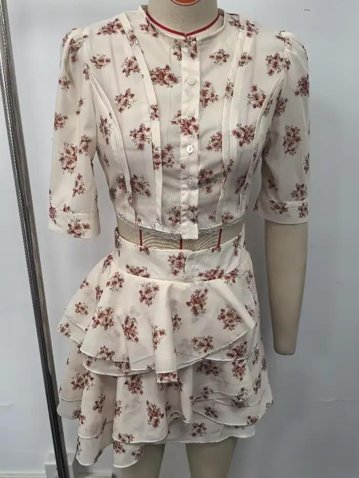 Nouveau set jupe-haut imprimé avec haut court boutonné et mini-jupe pour femmes, élégant et polyvalent pour toutes les occasions