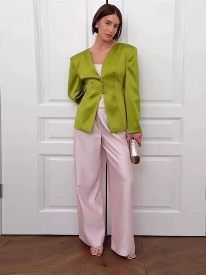 Ensemble Blazer et Mini-Jupe Vert Satiné pour Femme – Col en V, Taille Cintrée, Manches Longues – Tenue de Bureau Élégante Été 2026