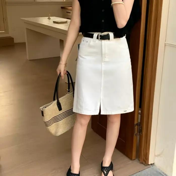 Mini-jupe en jean délavé blanc cassé pour femme avec ceinture