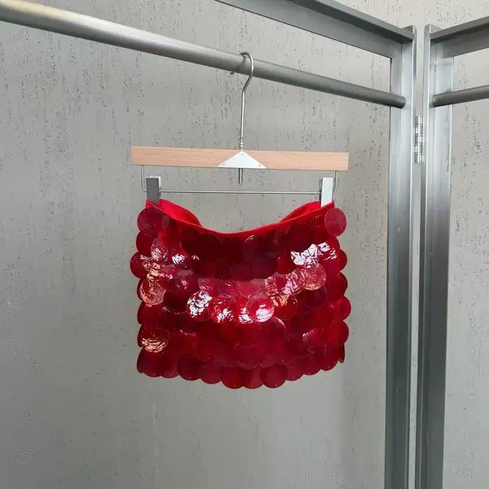 Jupe courte ornée de motifs écailles colorés