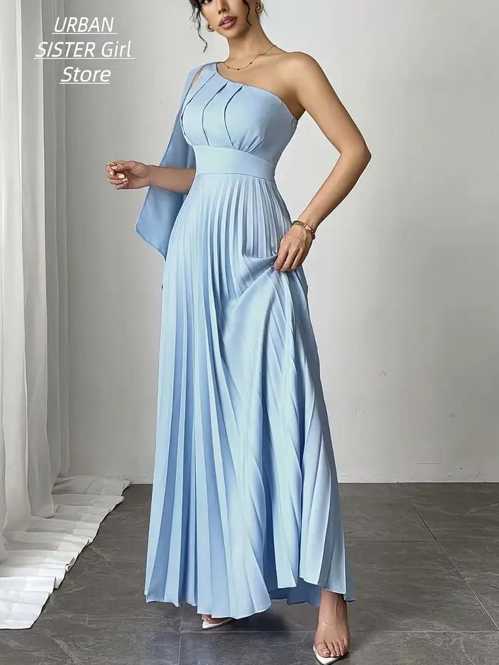 Robe longue, bleu clair, avec cape asymétrique, taille haute, plissée, longueur ras du sol, style élégant et minimaliste de luxe léger, idéale pour les mariages, les demoiselles d'honneur, les invités