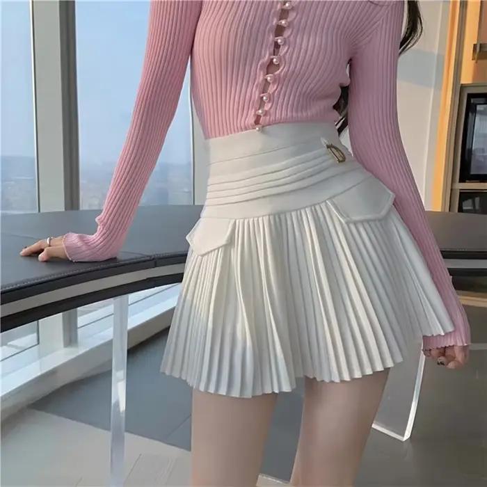 Été blanc jupes plissées Sexy décontracté mince collège femmes taille haute Mini métal lettre D Ontwerp a-lijn Style de mode coréenne