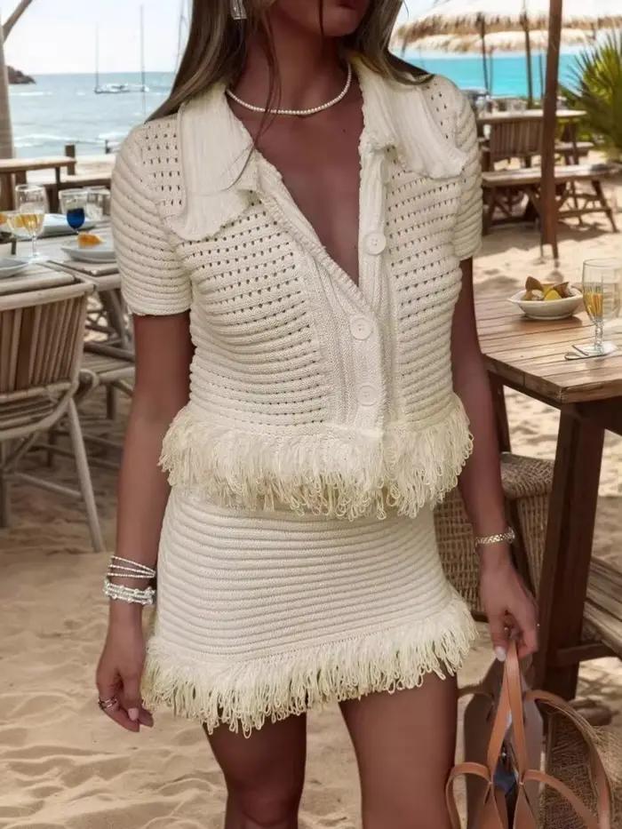 Ensemble élégant jupe courte et haut tricoté à manches courtes boutonné pour femme