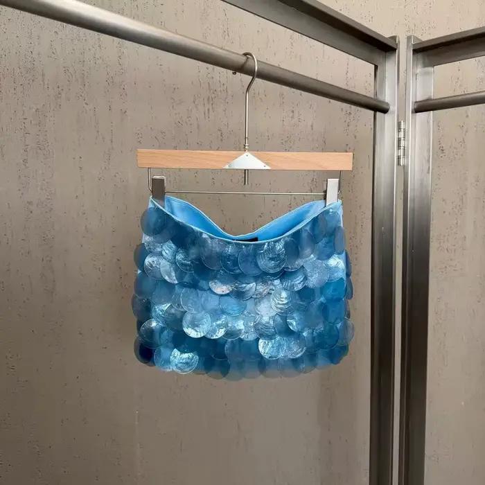 Jupe courte ornée de motifs écailles colorés