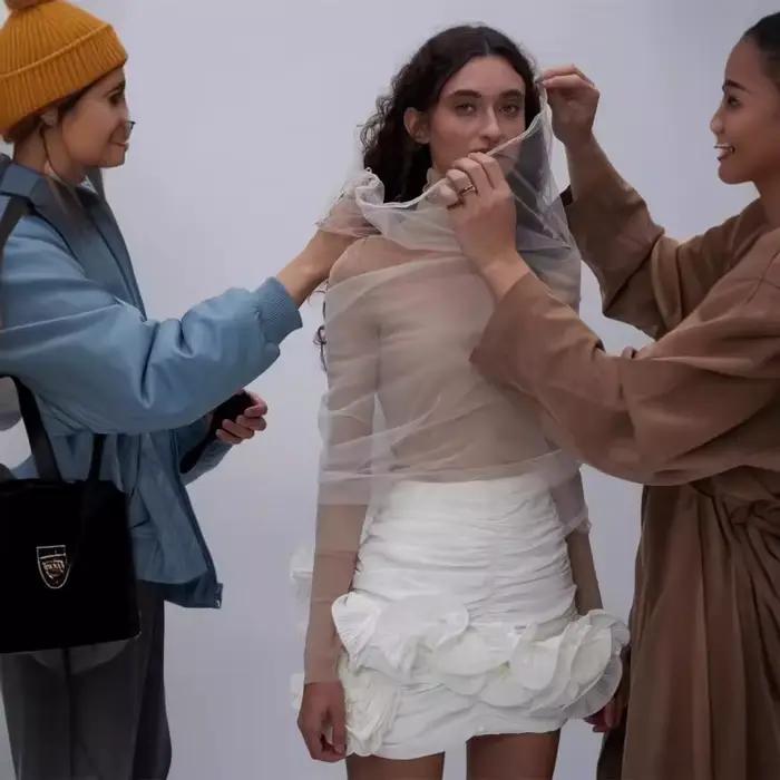 Jupe d'été à fleurs tridimensionnelles, Sexy, asymétrique, à volants, taille haute, plissée aux hanches, noir, rouge, blanc, vêtements pour femmes