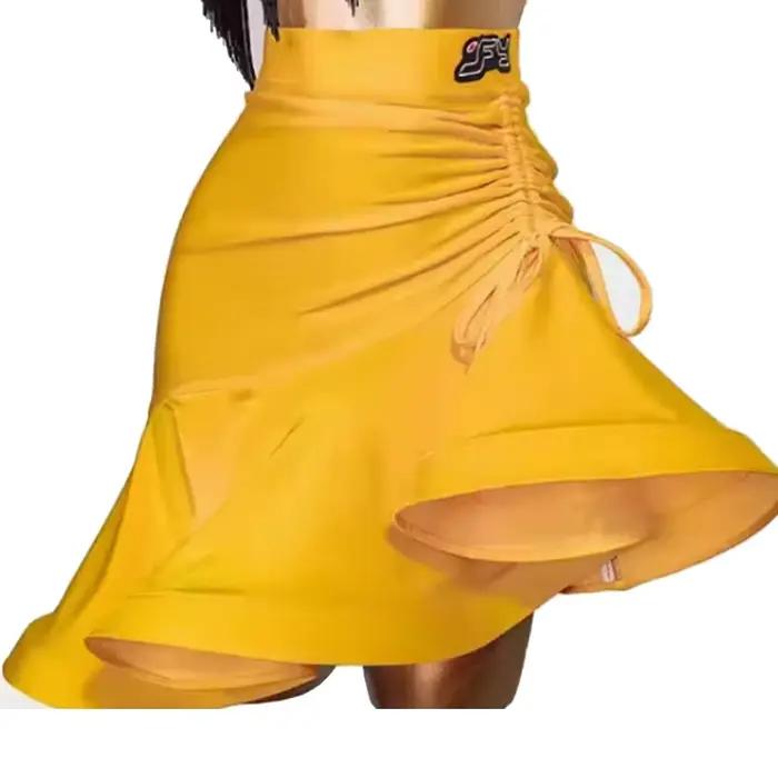 Jupe en arête de poisson colorée et Sexy