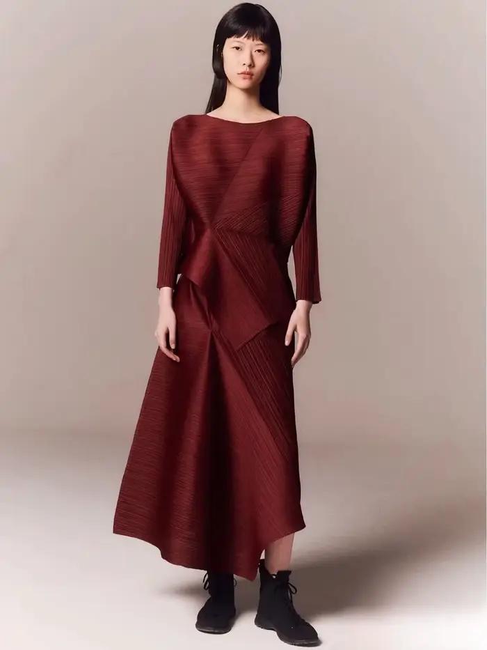 Haut asymétrique plissé rouge bordeaux et jupe longue plissée texturée ensemble chic pour femmes style minimaliste printemps été