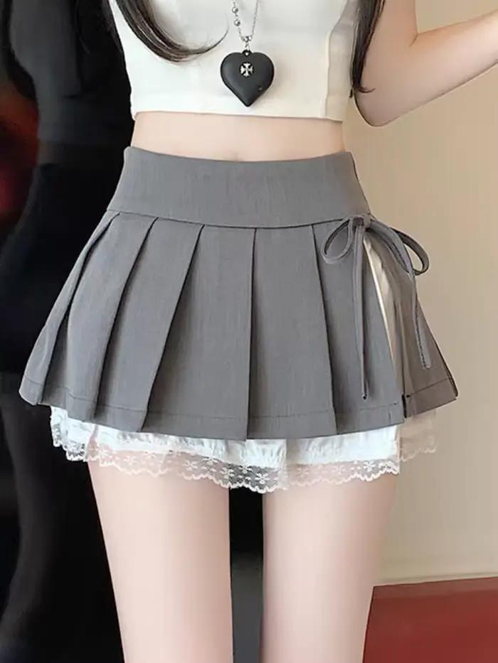 Jupe-short plissée avec dentelle intégrée - Mini-jupe taille haute élégante avec nœud et fente