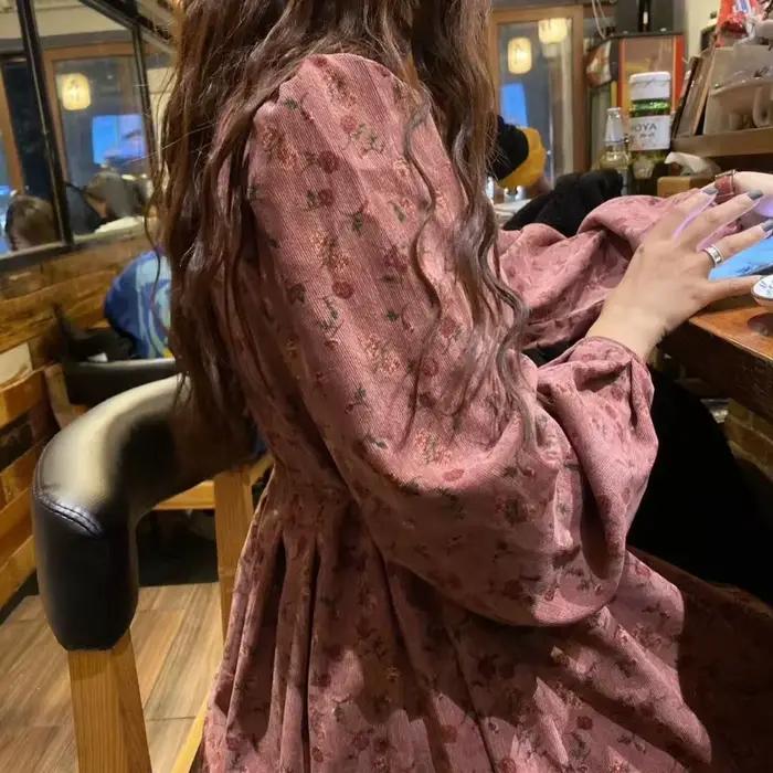 Robe à fleurs en velours côtelé