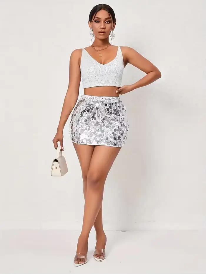 Une jupe moulante avec de grandes paillettes circulaires et une fermeture éclair latérale pour un look tendance