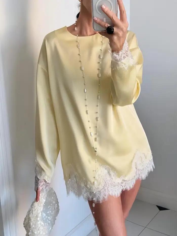 Robe Courte Unie à Manches Longues en Satin avec Dentelle