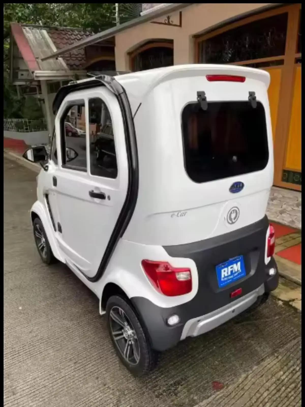 POUR TOUS! POUR TOUS! Véhicule électrique à 4 roues pour femmes et adultes, petit véhicule électriqu