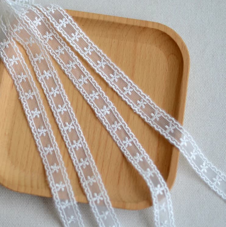 Tissu brodé en dentelle blanche, 4 mètres/lot de largeur 1.2cm, accessoires de couture pour vêtement