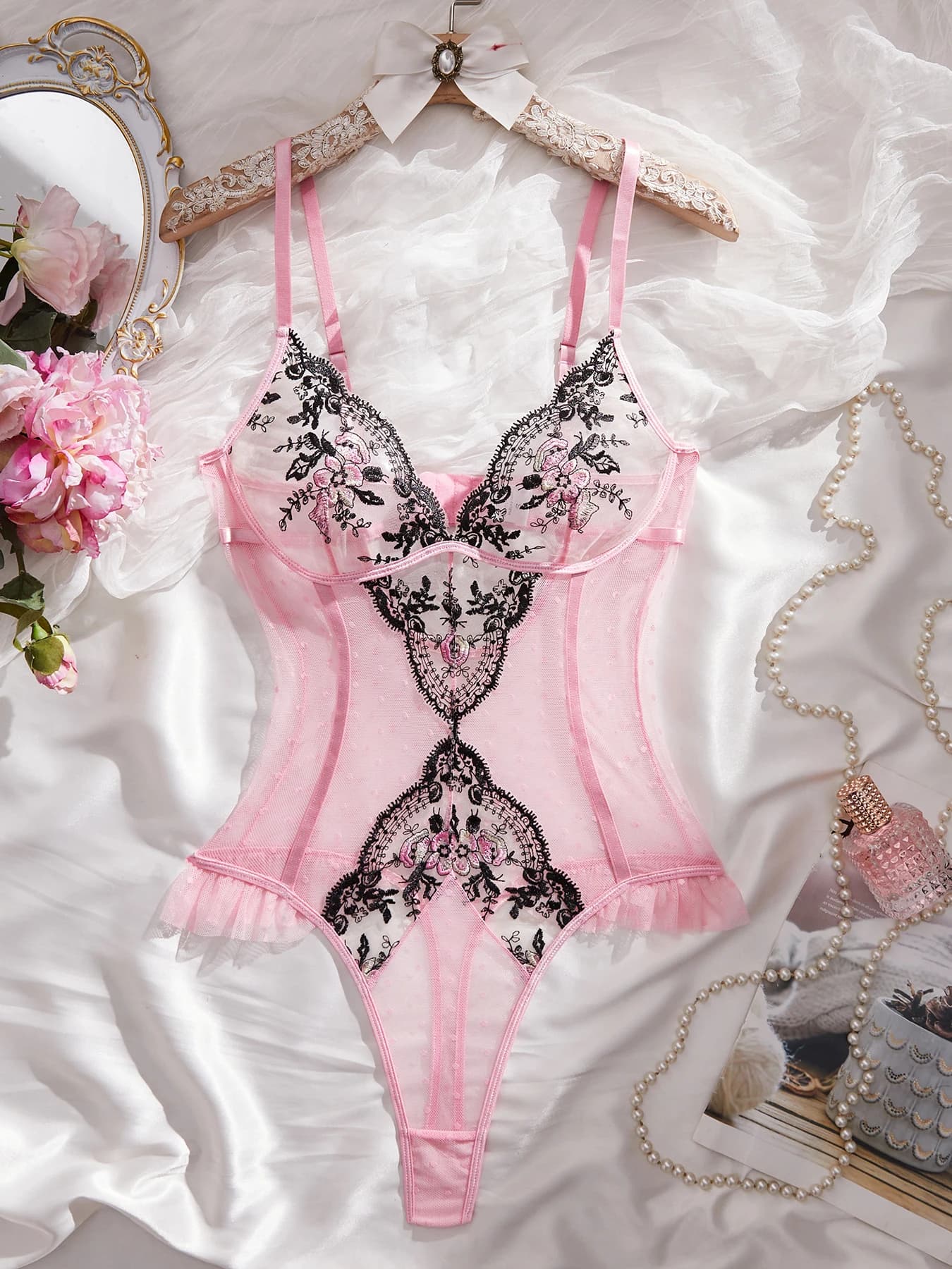 Combinaison en dentelle rose brodée avec empiècements en dentelle florale noire, design pantalon tri