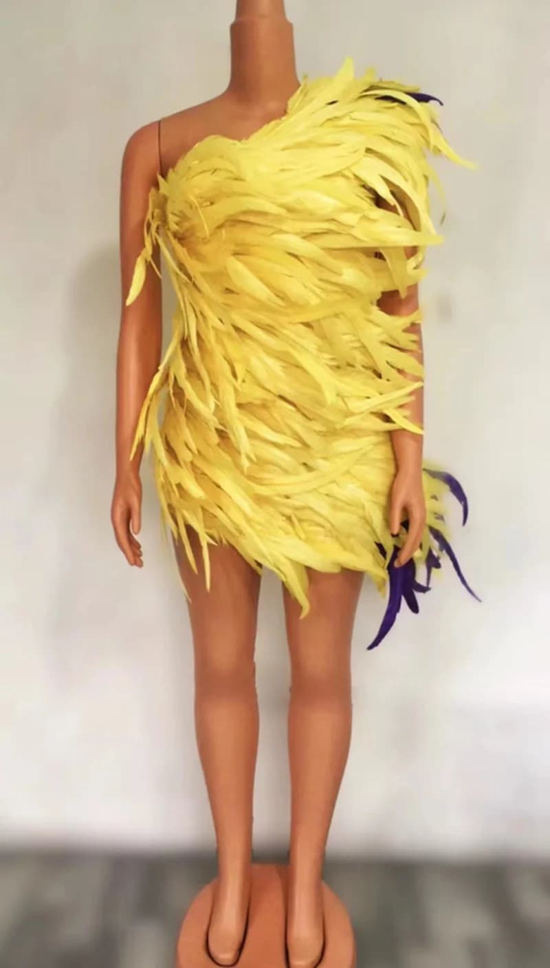 Robe asymétrique jaune ajustée à plumes avec sac banane, tenue de défilé haut de gamme pour la fête 