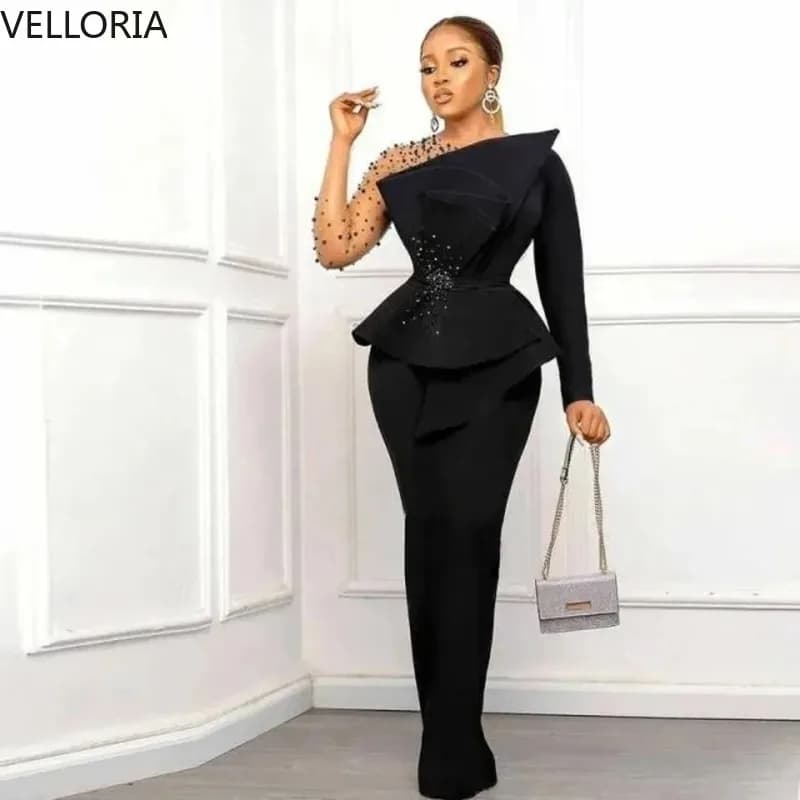 Robe mi-longue noire élégante, asymétrique épaule dénudée, perlée, manches longues, transparente, Ro