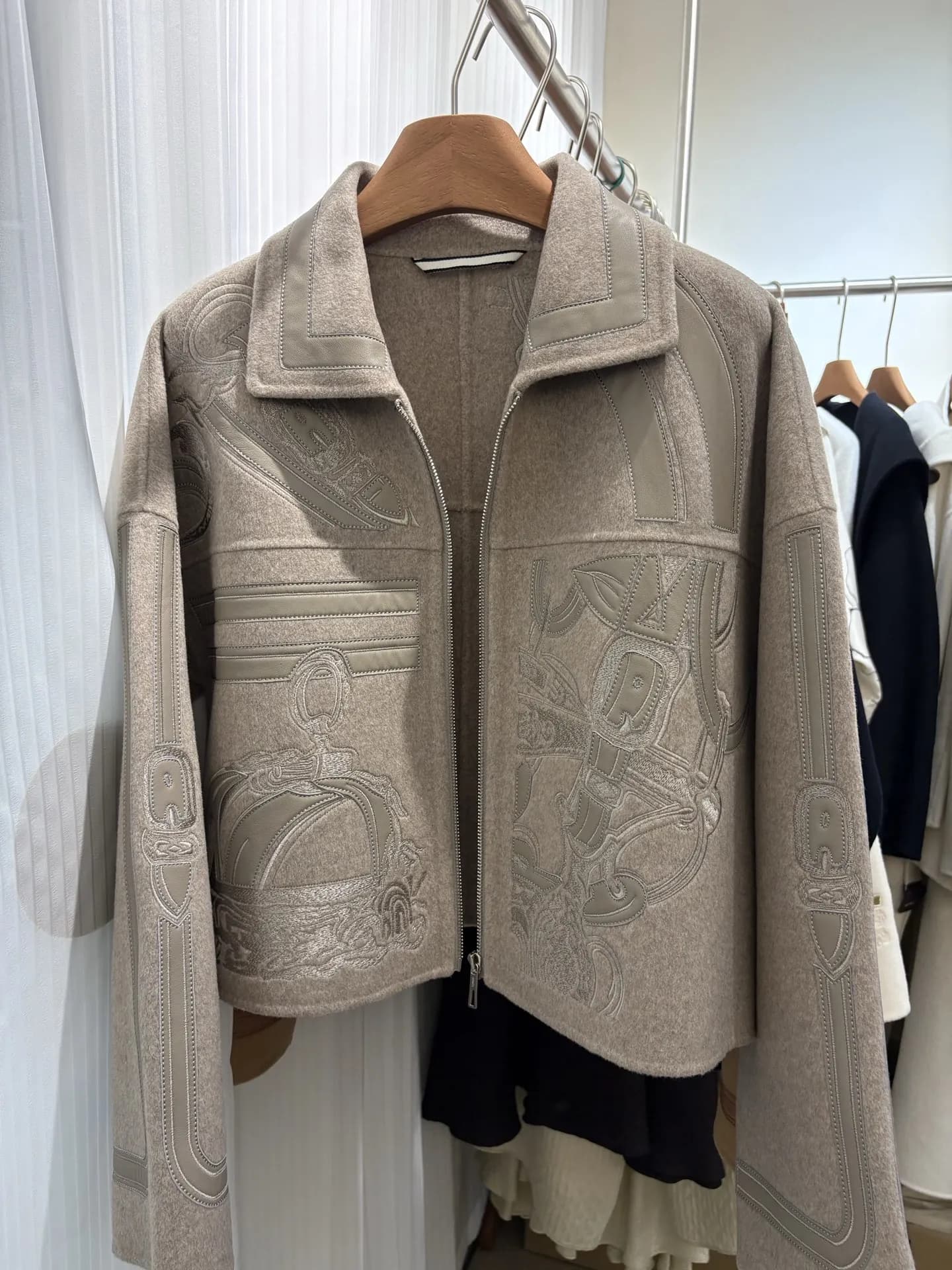 Manteau en cachemire automne/hiver : cachemire brodé et veste en cuir véritable
