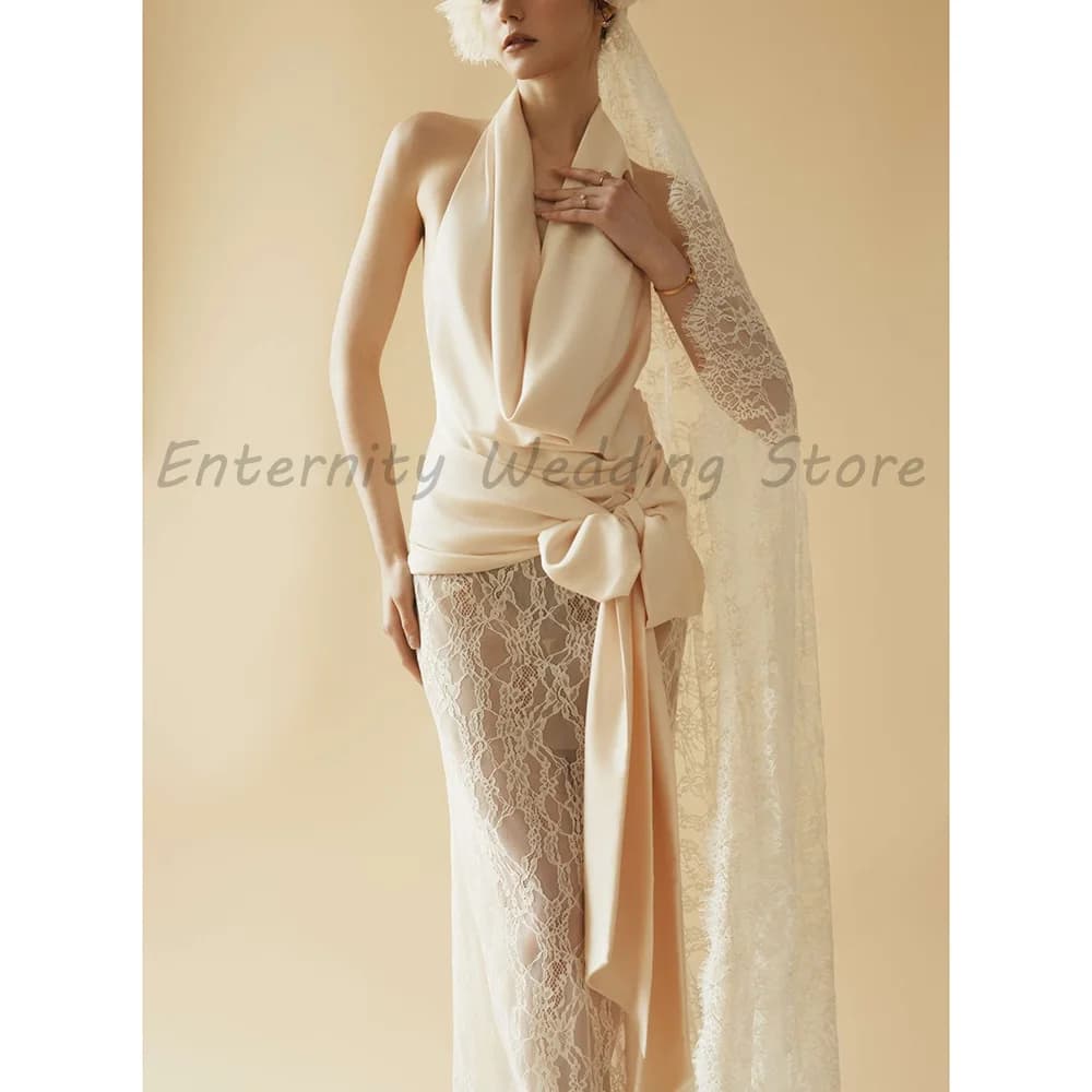 Robe de mariée en satin champagne à col halter, dos nu profond, taille nouée, jupe fendue en dentell