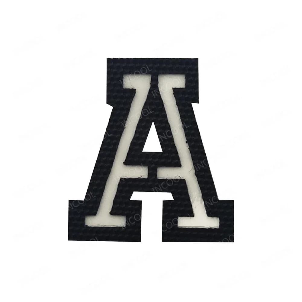 Patch de lettres anglaises lumineuses qui brillent dans la nuit, Alphabet majuscul, chiffres arabes 