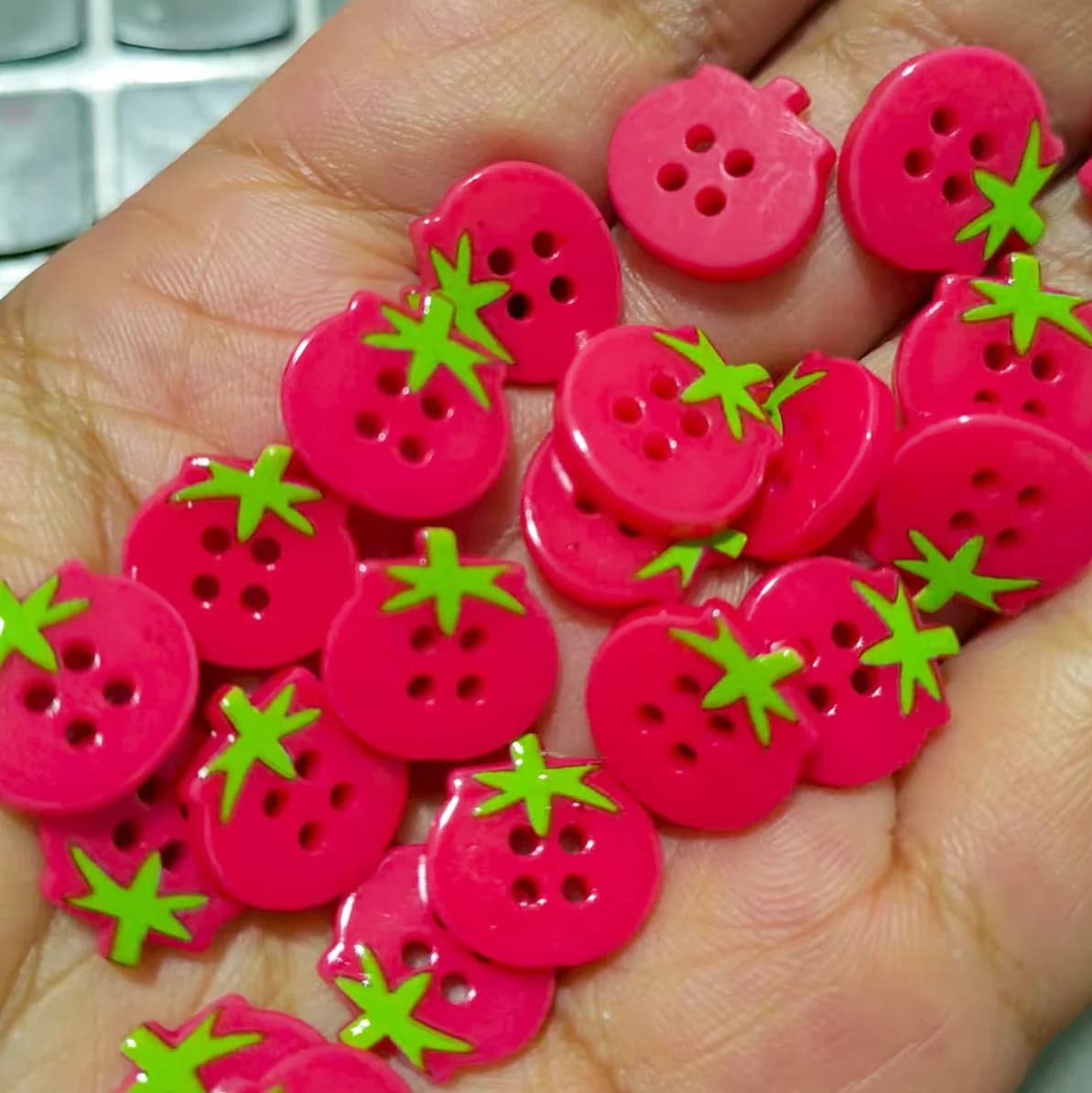 Boutons de dessin animé de tomate rouge mignons de 13mm, boutons de couture en résine plastique à 4 