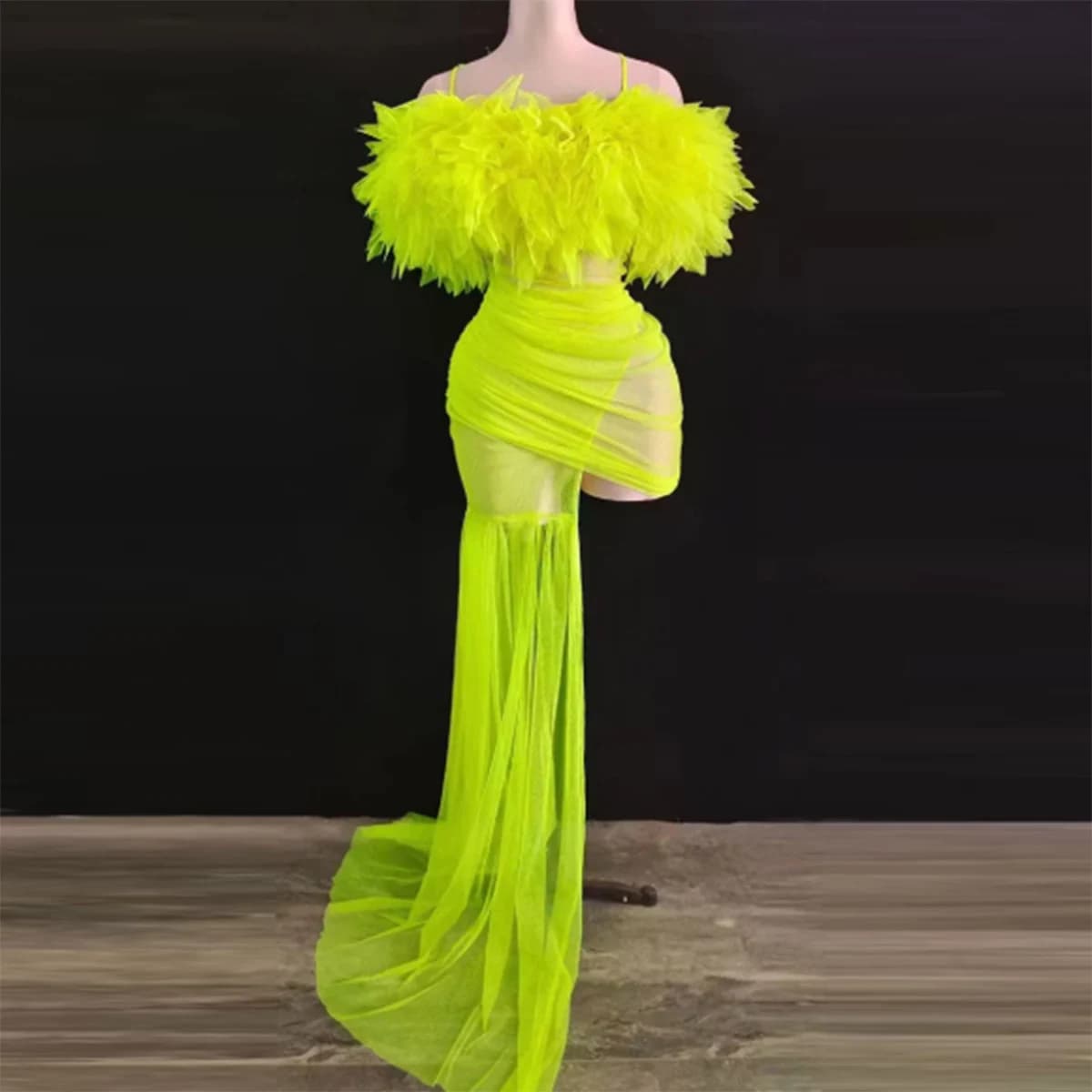 Robe de soirée sirène en tulle vert néon, épaules dénudées, avec corsage froncé et traîne, en maille