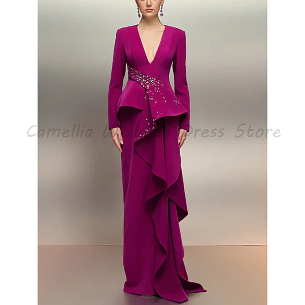 Robe de soirée sirène fuchsia à col en V profond et manches longues, avec strass, péplum et volants 