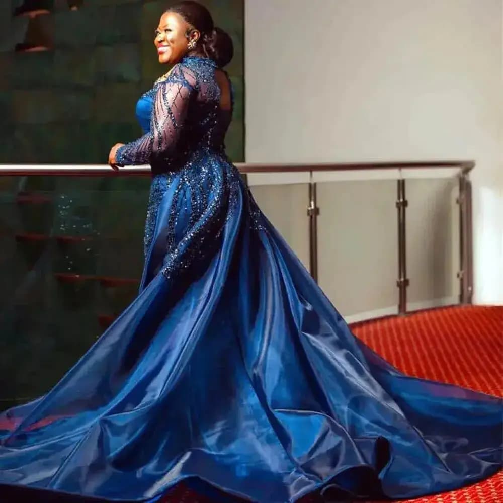 Robe de soirée formelle bleu marine Aso Ebi avec manches illusion, perles, sequins et jupe amovible 