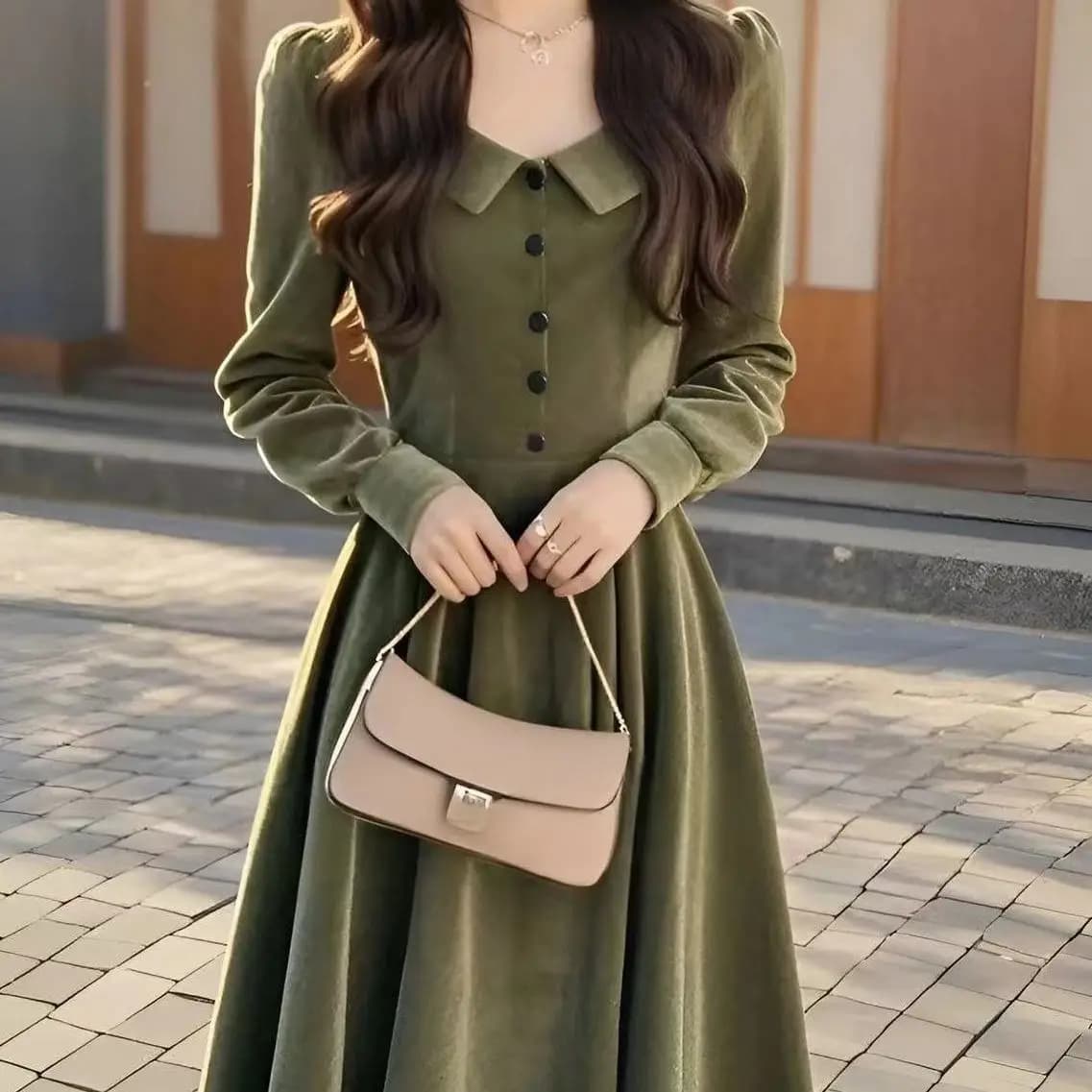 Robe en velours à col vert émeraude