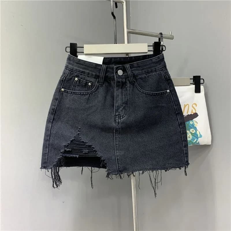 Jupes demi-corps en Denim irrégulier lavé et portées. Nouvelle mode d'été et jupe courte en Denim ta