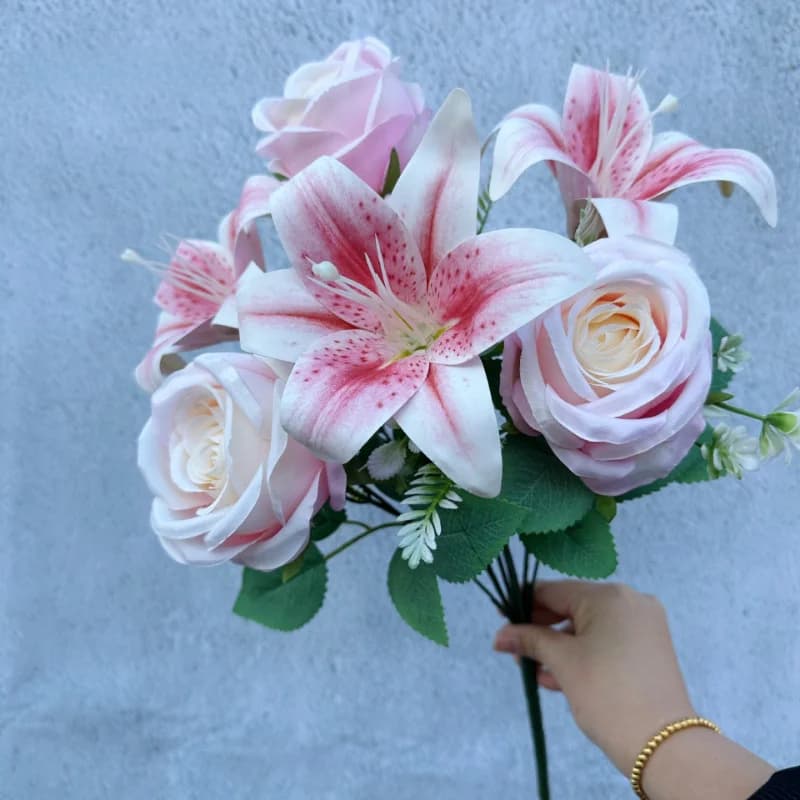 Bouquet de couleurs de printemps : roses et lys mixtes à 9 tiges avec roses - Fleurs fraîches coupée